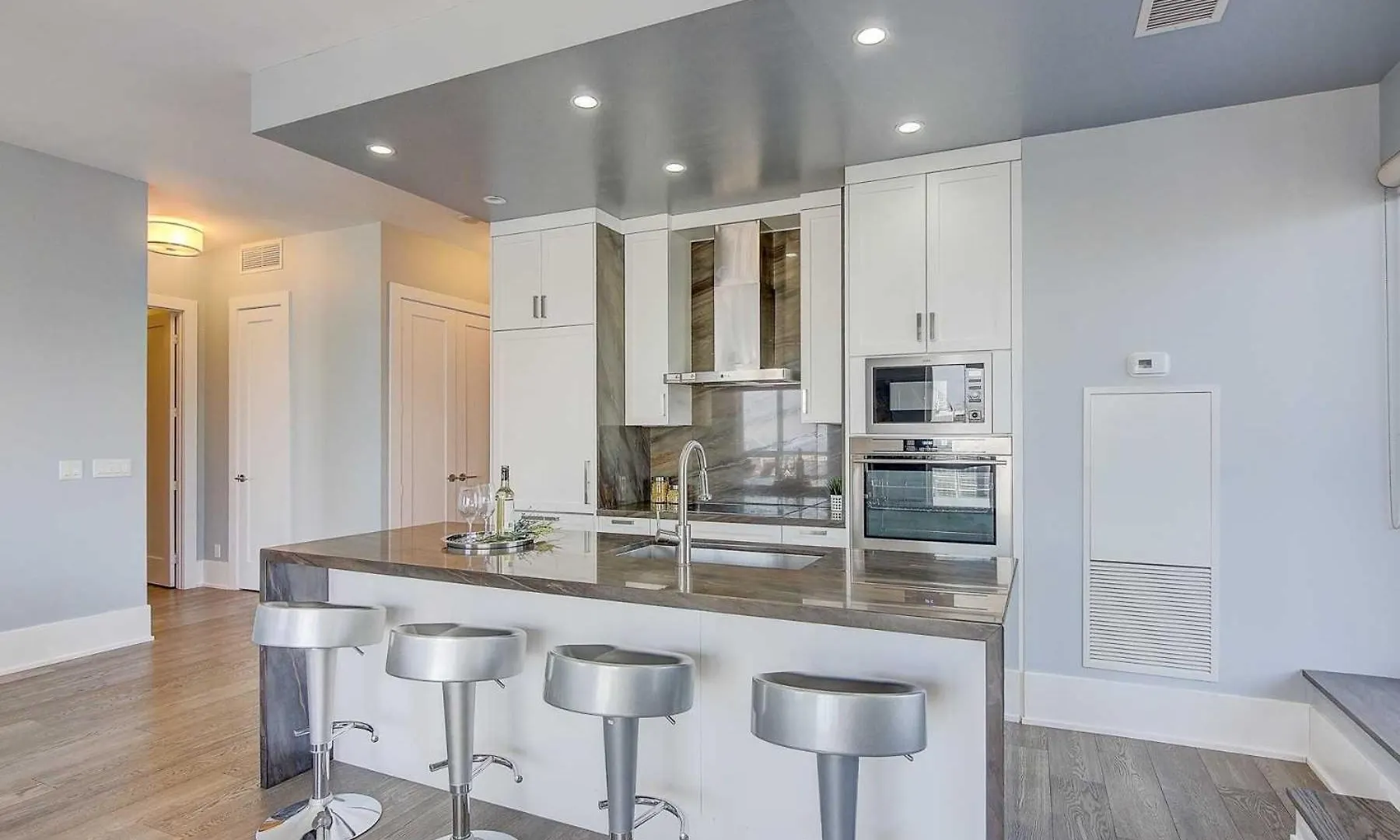 טורונטו Grand View Suites 0*,
