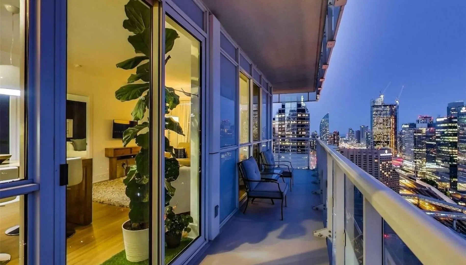 טורונטו Grand View Suites